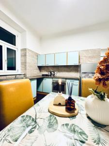 Η κουζίνα ή μικρή κουζίνα στο Cozy 5 BR Shared Apartment for 10P 10-Min to Kaufpark Alterlaa +84 φωτογραφίες