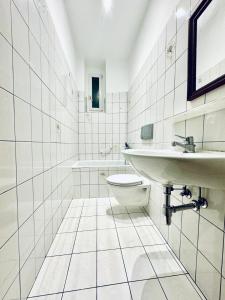 Ένα μπάνιο στο Cozy 5 BR Shared Apartment for 10P 10-Min to Kaufpark Alterlaa