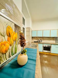 Η κουζίνα ή μικρή κουζίνα στο Cozy 5 BR Shared Apartment for 10P 10-Min to Kaufpark Alterlaa