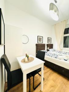 Ένα ή περισσότερα κρεβάτια σε δωμάτιο στο Cozy 5 BR Shared Apartment for 10P 10-Min to Kaufpark Alterlaa