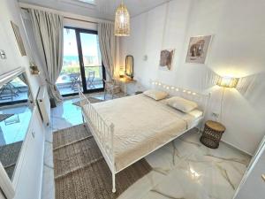 a bedroom with a white bed in a room at Marianne, Apartament 2 Camere, Stefan Lake 2, Mamaia Nord in Năvodari