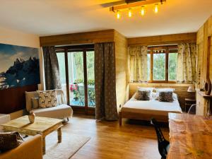 un salon avec deux lits et un canapé dans l'établissement Studio Piccola Renna, à Limone Piemonte