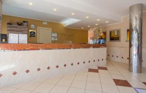 a bar in a restaurant with a counter at Best Western Hotel I Triangoli in Casal Palocco