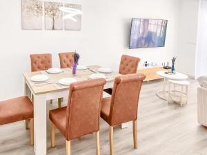 ein Esszimmer mit einem weißen Tisch und Stühlen in der Unterkunft Entire Villa Private Sea-View Villa in Finestrat in Finestrat