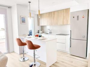 eine Küche mit weißen Schränken und einem weißen Kühlschrank in der Unterkunft Entire Villa Private Sea-View Villa in Finestrat in Finestrat + 60 Fotos