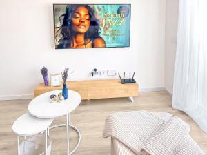 ein Zimmer mit einem Tisch, zwei Stühlen und einem Poster in der Unterkunft Entire Villa Private Sea-View Villa in Finestrat in Finestrat