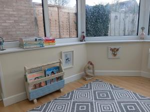 Zimmer mit einem Fenster und einem Regal mit Büchern in der Unterkunft Homely in Matson