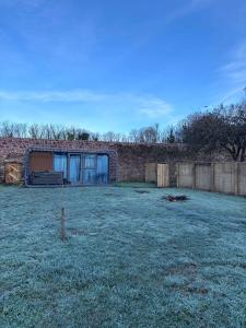 Φωτογραφία από το άλμπουμ του Glamping Pod with a Hot Tub in Orchard σε Hubberston