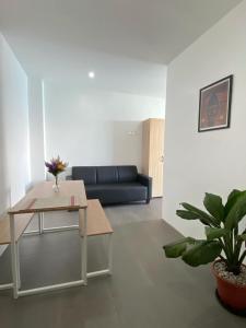 Una sala de estar con un sofá azul y una mesa. en Villa Talisay Ocean View, en Samal