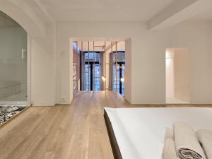 una sala de estar vacía con paredes blancas y suelo de madera. en memore, en Mons 90 fotos más