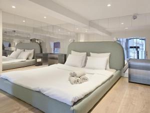 Un dormitorio con una cama grande con toallas. en memore, en Mons