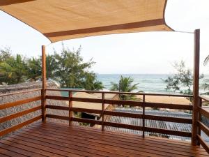 una terraza de madera con vistas al océano en Índico Breeze, en Praia do Tofo 11 fotos más