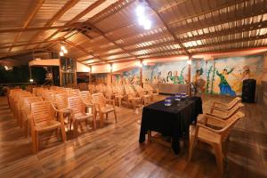 兰斯顿ECKO Kasang Regency Hill Resort的配有桌椅和壁画的房间 更多270张照片