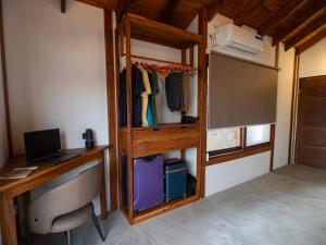 a room with a desk and a computer in a room at Índico Breeze in Praia do Tofo