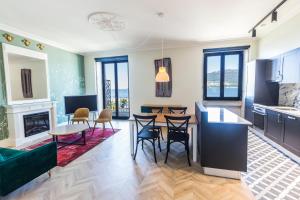 een keuken en woonkamer met een tafel en stoelen bij Santa Tecla - Diamante in Caminha