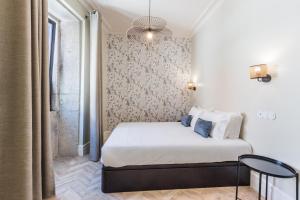 een kleine slaapkamer met een bed en een raam bij Santa Tecla - Diamante in Caminha +3 foto's