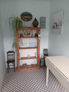 Zimmer mit einem Bett und einem Bücherregal in der Unterkunft Homely in Matson