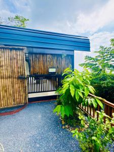 ein blaues Haus mit einer Bank davor in der Unterkunft Sky View House Proy in Ko Lanta Yai