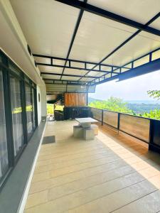 einen Balkon eines Hauses mit einer Bank darauf in der Unterkunft Sky View House Proy in Ko Lanta Yai + 33 Fotos