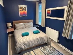 Postel nebo postele na pokoji v ubytování Central Tenby Private Pad - View of High Street