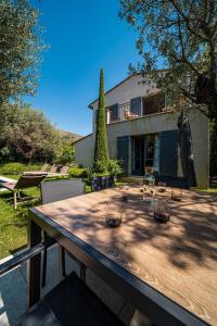 einen Holztisch mit Weingläsern darüber in der Unterkunft Villa Violette in Tourrettes-sur-Loup