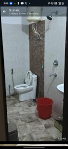 een badkamer met toilet en wastafel bij Sanskruti home stay in Rishīkesh