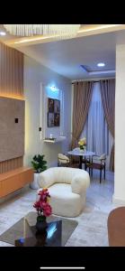 Χώρος καθιστικού στο 2 bedroom duplex, Ikota GRA