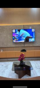 Μια τηλεόραση ή/και κέντρο ψυχαγωγίας στο 2 bedroom duplex, Ikota GRA