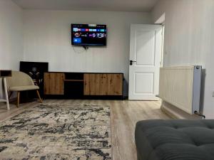 a living room with a flat screen tv on the wall at Cosy Vibe 3 in Vaslui