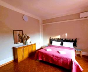 利沃诺Rombolino Guesthouse -Free Parking - Vicino al PalaLivorno "Modigliani Forum"的一间卧室配有红色的床和镜子