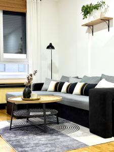 una sala de estar con un sofá y una mesa en Apartman Mir, en Temerin