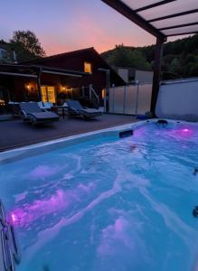 Πισίνα στο ή κοντά στο Chalet with Heated Swim Spa, 3BR, Free Parking, Easy Access - Close to Biel & Bern