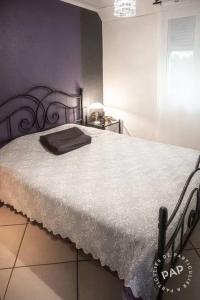 Montlaur-en-DioisVilla attrayante avec piscine privée à Montlaur-en-Diois的卧室里有一张床，床罩是白色的