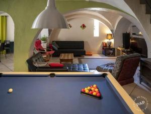 Montlaur-en-DioisVilla attrayante avec piscine privée à Montlaur-en-Diois的客厅设有带台球桌的客厅