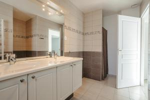 ein Badezimmer mit Waschbecken und Spiegel in der Unterkunft Villa Du Chai in Sainte-Marie-de-Ré + 14 Fotos