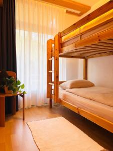 3,5 a San Bernardino con Piscina Condominiale في سان برناردينو: غرفة نوم بها سريرين بطابقين ونافذة