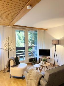 3,5 a San Bernardino con Piscina Condominiale في سان برناردينو: غرفة معيشة مع أريكة وتلفزيون +4 صور