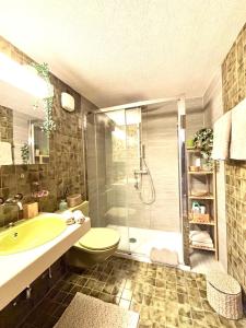 3,5 a San Bernardino con Piscina Condominiale في سان برناردينو: حمام مع دش ومرحاض ومغسلة