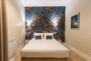 a bedroom with a bed and a floral wall at Santa Tecla - Safira in Caminha +5 photos
