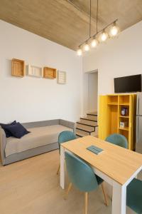 un salon avec une table à manger et un lit dans l'établissement Enne29, à Reggio de Calabre