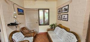 マイソールにあるBhuvi farmsのリビングルーム(椅子2脚、窓付)