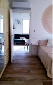 une chambre avec un lit et un salon dans l'établissement 700 m DAL MARE Apt Porto San Giorgio, à Porto San Giorgio