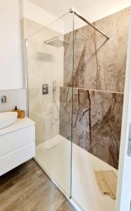une salle de bain avec douche et lavabo dans l'établissement 700 m DAL MARE Apt Porto San Giorgio, à Porto San Giorgio