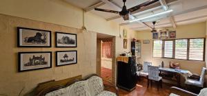 マイソールにあるBhuvi farmsのリビングルーム(絵画が飾られた壁)