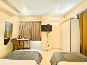 Una televisión o centro de entretenimiento en Turquoise Kharadi A Business Hotel