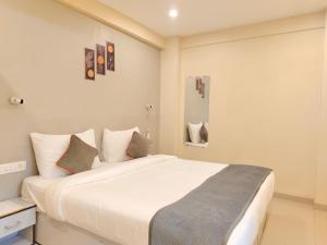 Una cama o camas en una habitación de Turquoise Kharadi A Business Hotel