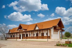 un gran edificio con un techo naranja en Licorna La Vie, en Gura Vadului