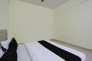 a white room with a bed in it at Hotel O Arena in Bhilai +12 photos