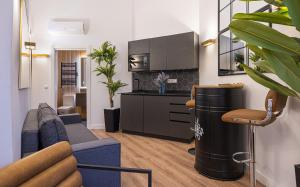 a living room with a couch and a kitchen at ºIM La Latina-City Centre-WiFi-AC-SmartTVº in Madrid