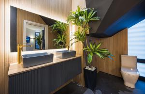 un baño con lavabo e inodoro en ººIM La Latina-City Centre-WiFi-AC-SmartTVºº, en Madrid